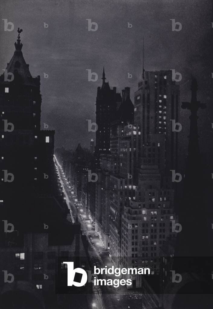 Manhattan: Looking north over 5th Avenue, from the roof of the Hotel Gotham (b/w photo)