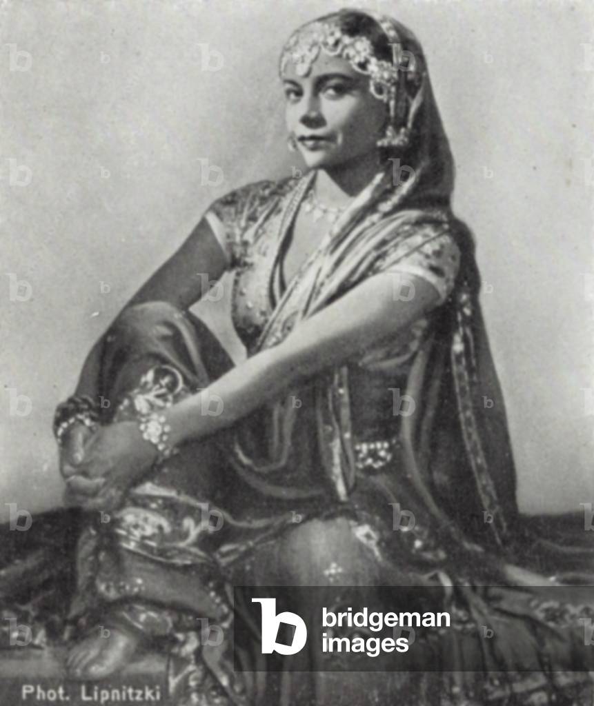 Nyota Inyoka (b/w photo)