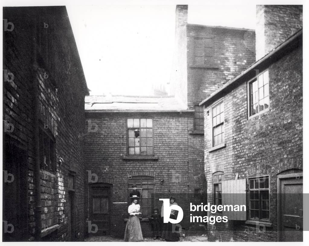 Two women pose with their children, Eagle and Child Yard, Hunslet, Leeds, 13th May 1896 (b/w photo)