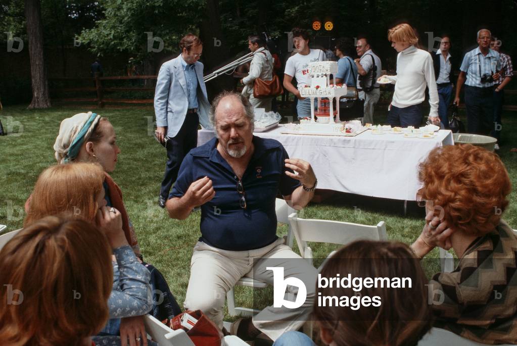 Robert Altman on set