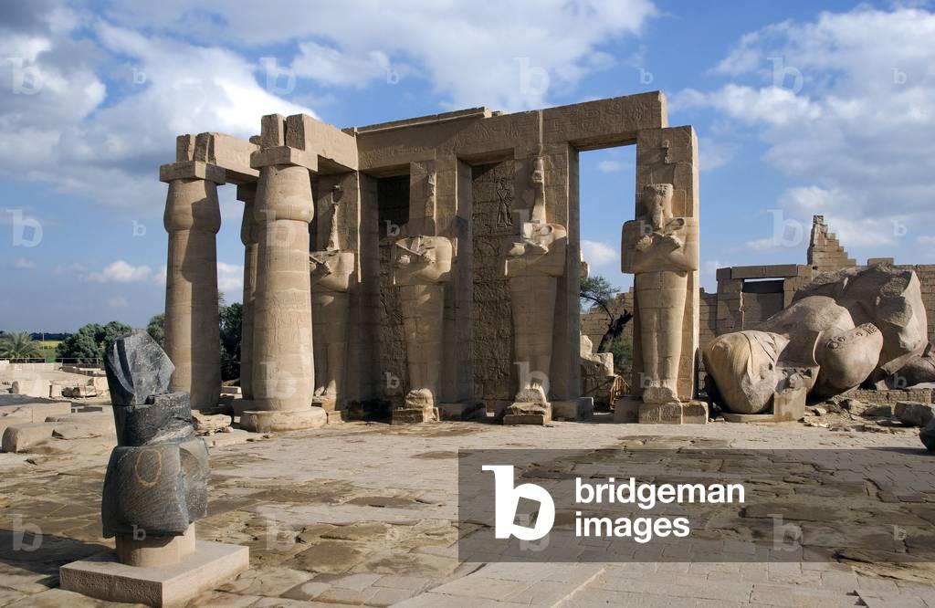 View of the eastern colonnade of the Ramesseum, in the foreground the head of the pharaoh Ramses II (photography)