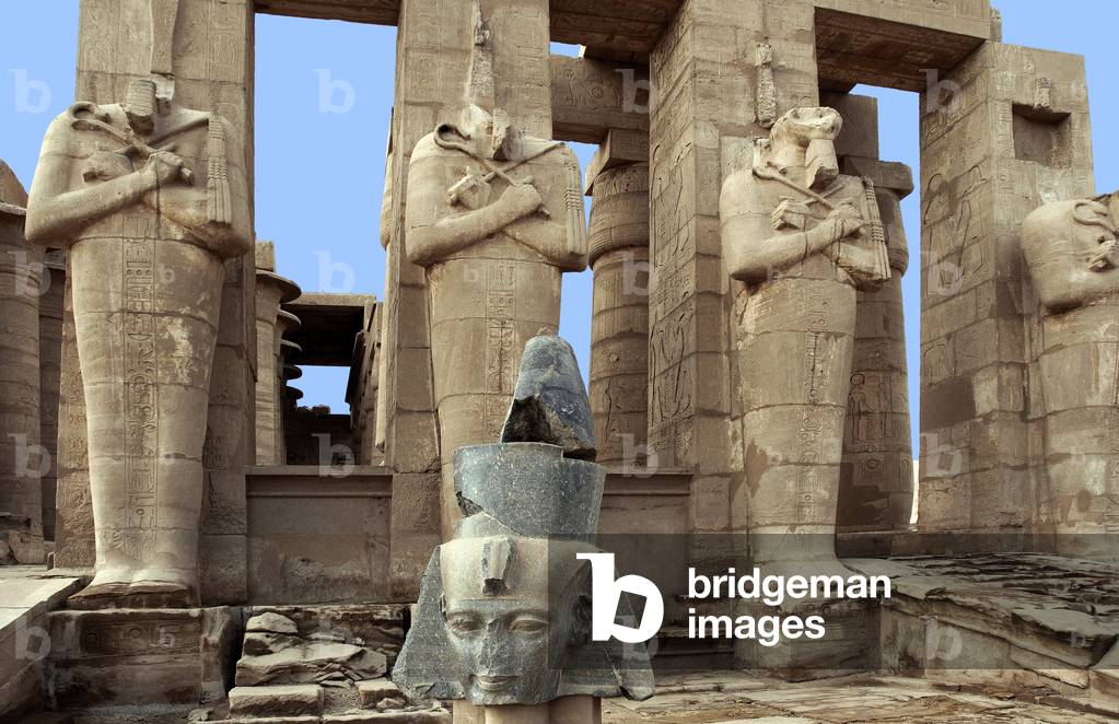 Blick auf die östliche Kolonnade des Ramesseums, im Vordergrund der Kopf des Pharaos in grünem Granit (Fotogra