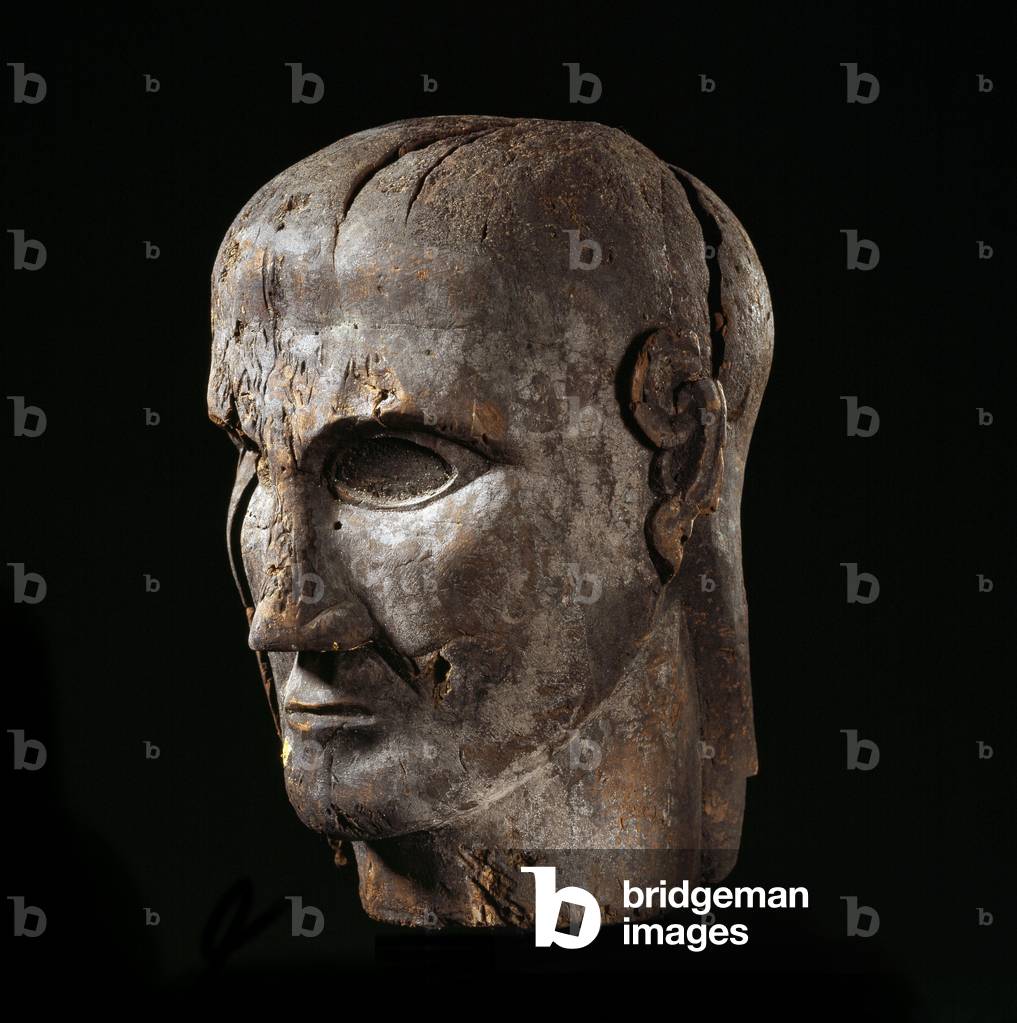 Testa di uomo, scultura in legno con oro, VII secolo a.C.