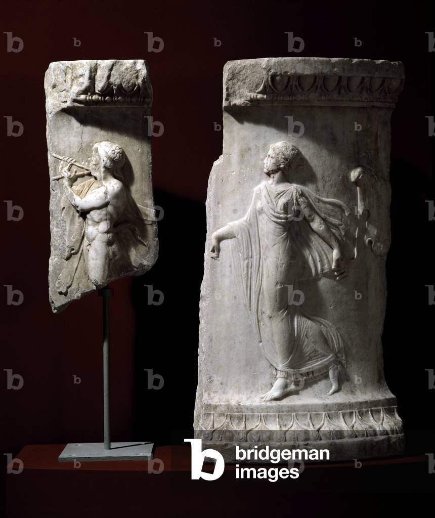 Art grec: fragment de puteal de marbre decore de creatures de l'entourage de Dionysos, 50-25 avant JC