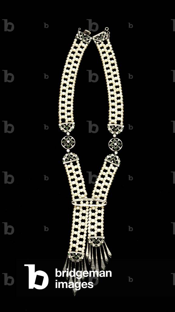 Fashion 1920: pearl necklace, silver, platinum and emeralds.