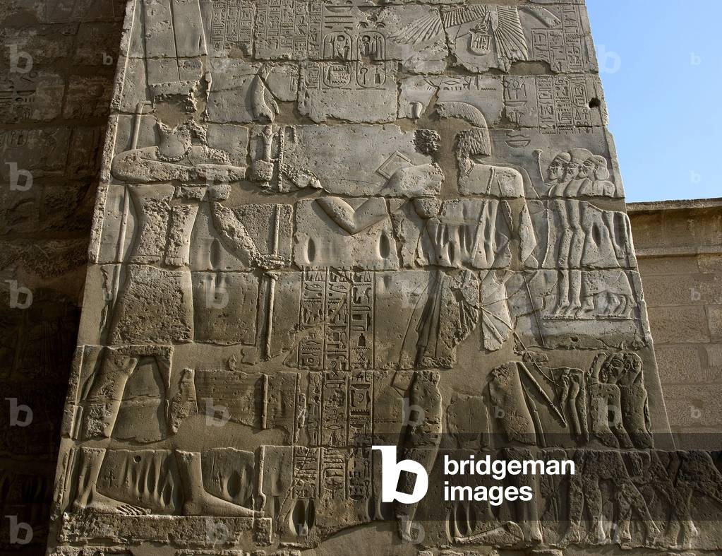 Ägyptische Antike: Grabtempel von Ramses III. (1187-1156 v. Chr.). Niedriges Relief, das den Pharao darstellt,