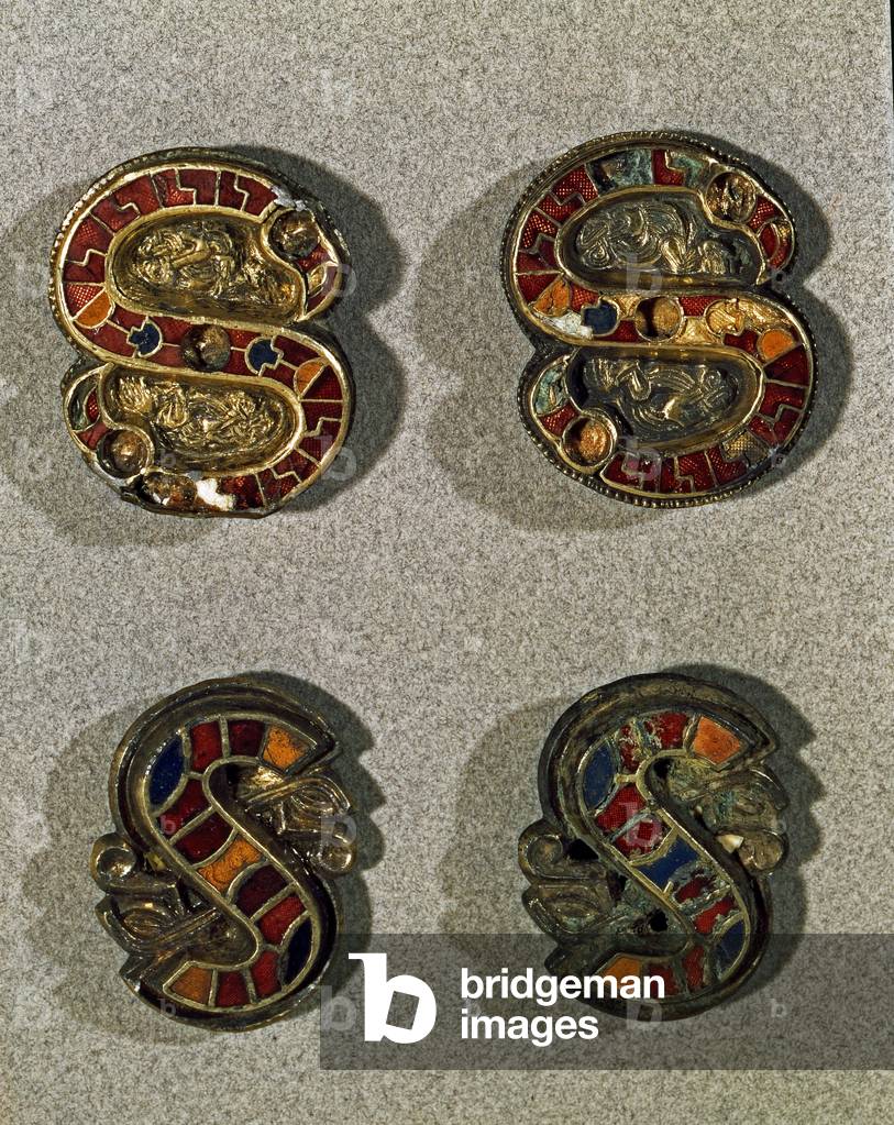 "Archeologia del Medioevo (Medioevo). Arte barbarica della Lombardia: Cintura perone (fibbia) a forma di lette