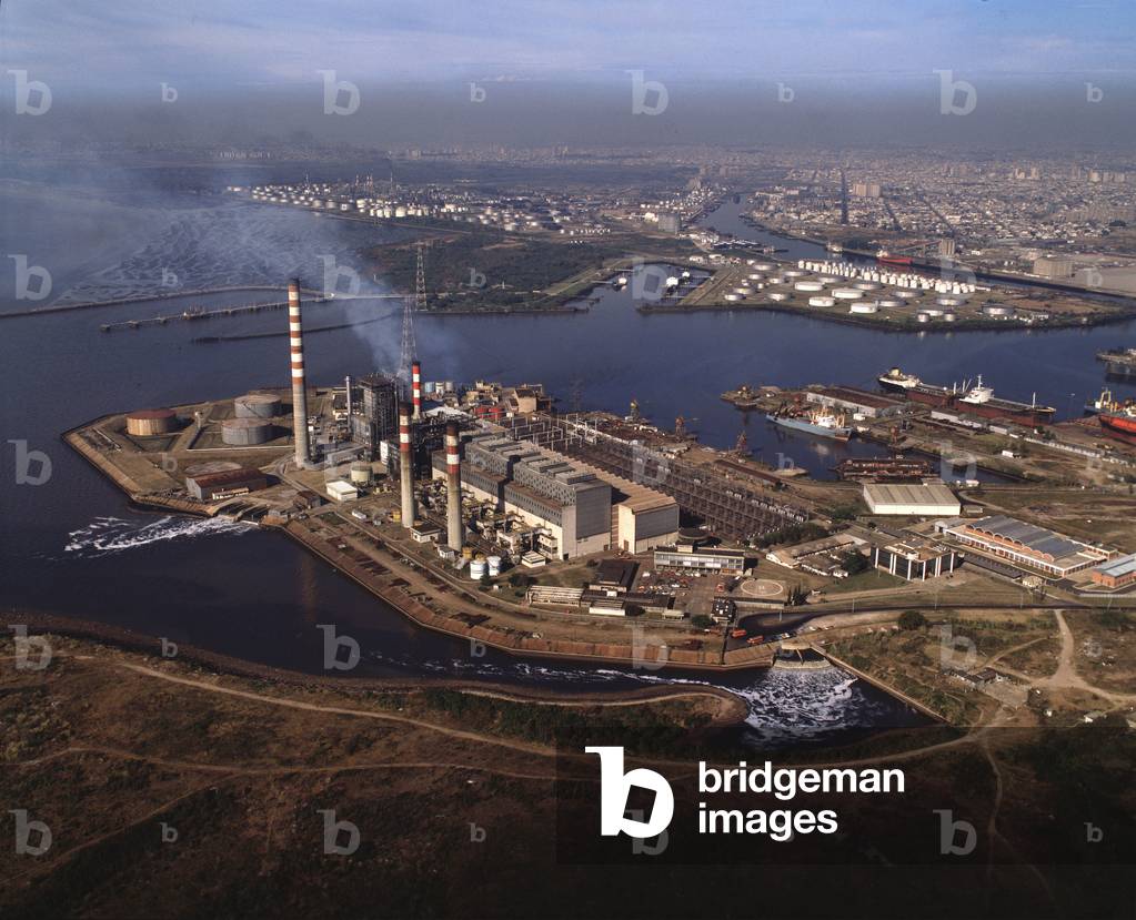Aerial view of electric power plant and oil refineries on the bank of La Plata river (photography, 1983)