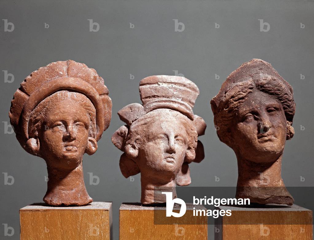 "Art of Great Greece: Köpfe von Votivstatuetten aus Terrakotta aus dem Tempel von Ceres a Paestum" von Greek s