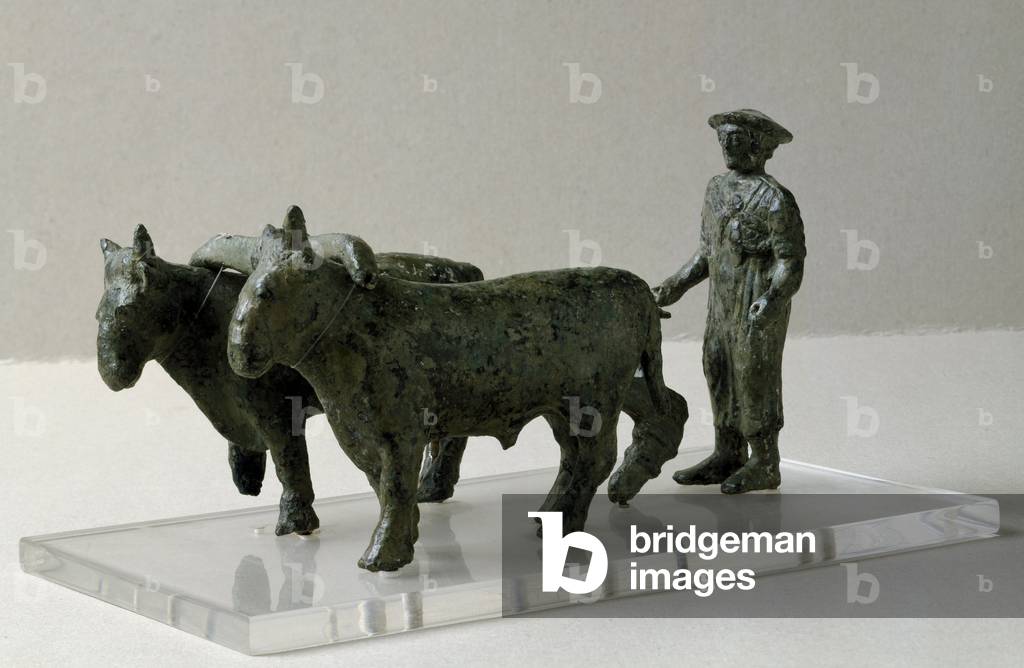 Antiquite etrusque: sculpted bronze group of the plougher. From Arezzo. 430-400 BC. Dim. 10 cm Rome, Museo Nazionale di Villa Giulia