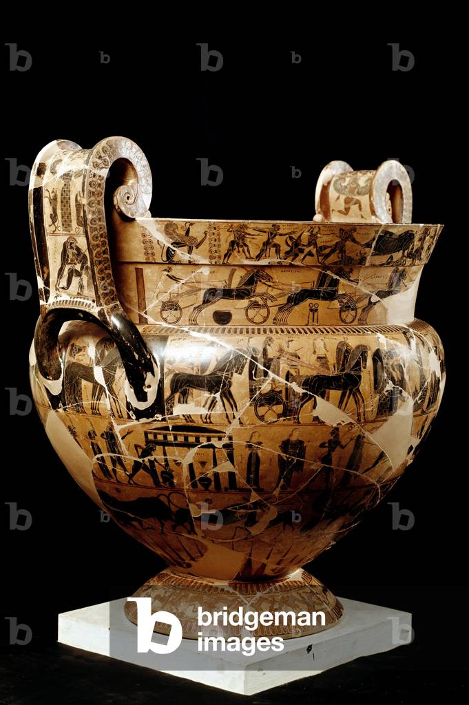 Greek antiquite: 'Vase Francois' Greek cratere with black figures from the Etruscan necropolis of Chiusi. 570 BC. Sign of the ceramist Ergotimos and the painter Clitias (Kleitias): on the pass: Calydon's wild boar hunt, sent by Artemis to destroy the harvest. Race of tanks during games on the occasion of the funeral of Patrocles. procession of the gods to the wedding of Pelee and Thetis. 6th century BC. Dim. 66 cm Florence, Museo Archeologico