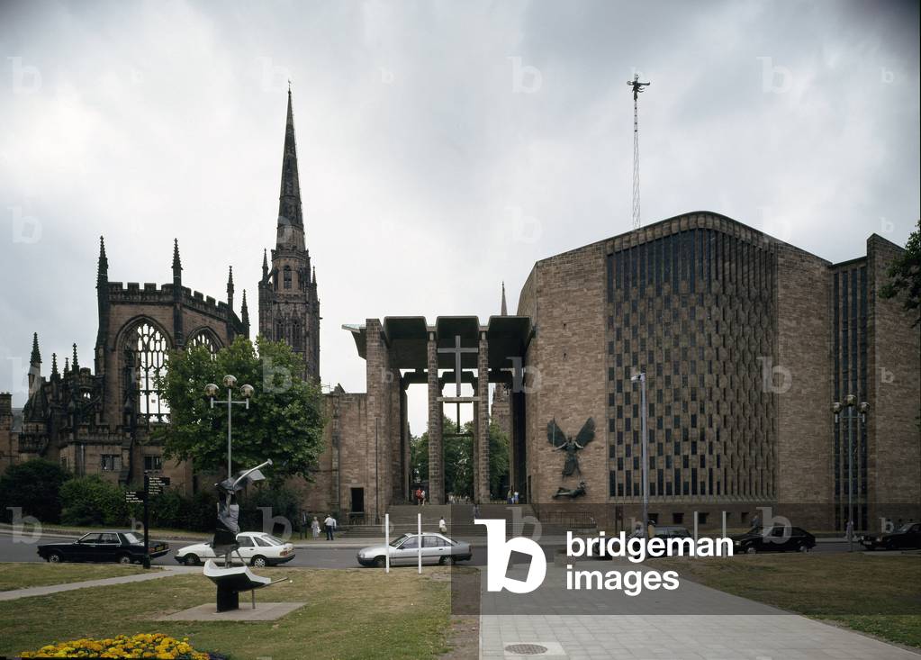 View of the old and new cathedrals: the first dates back to the 14th century, the second was designed in 1962 (photography)