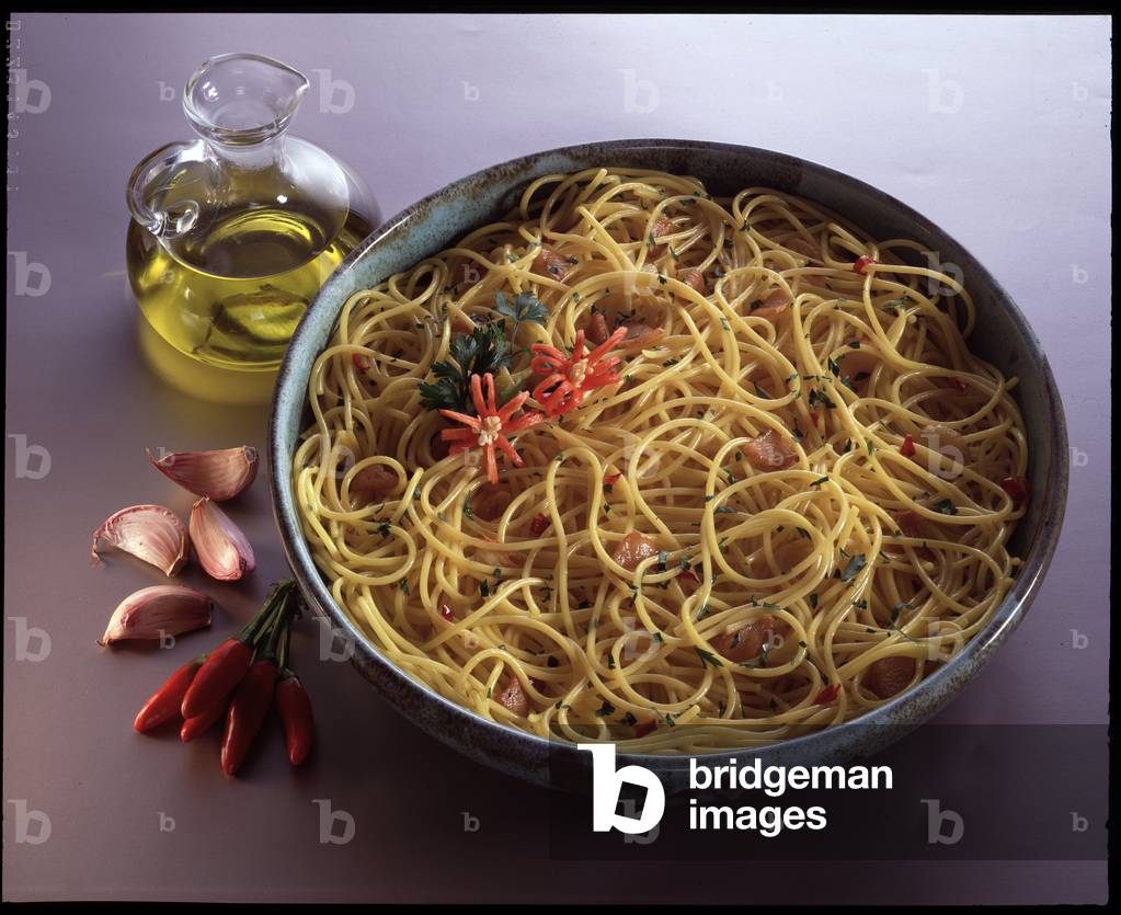 Food still life: plate of spaghetti with oil, garlic and pepper sauce from rome (photography)