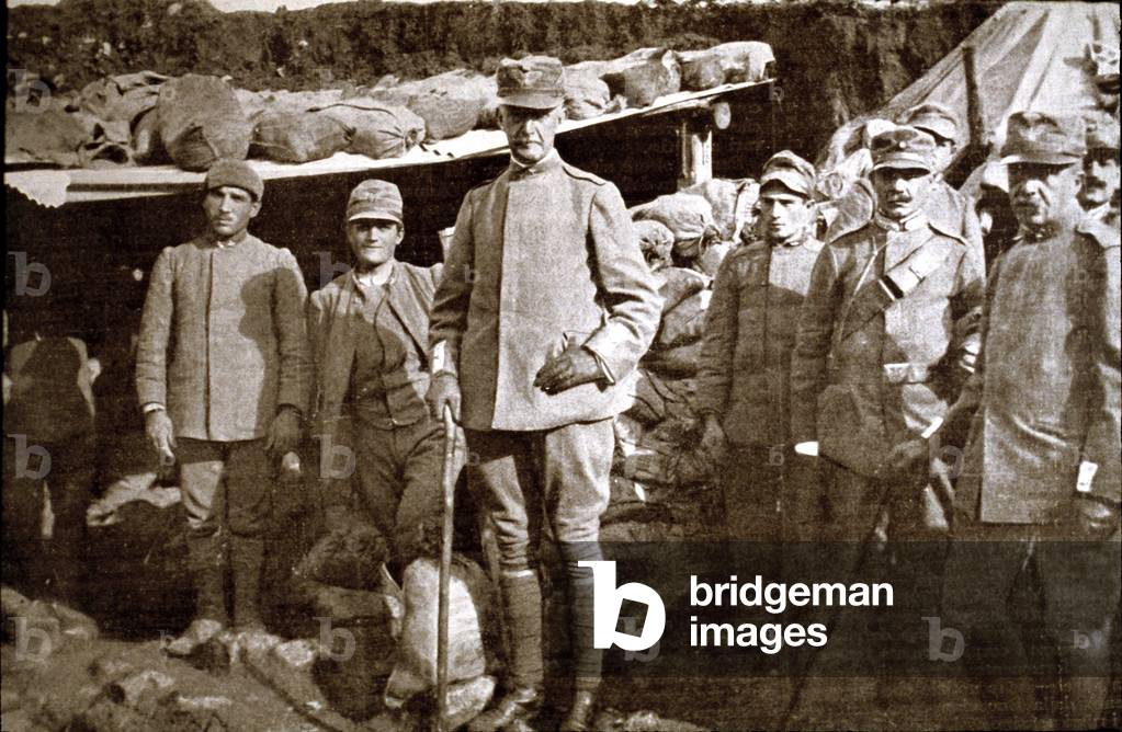 Immagine di Fotografia "Prima guerra mondiale: Amedee II di Savoia Duca d'Aosta (1898-1942) circonda i soldati