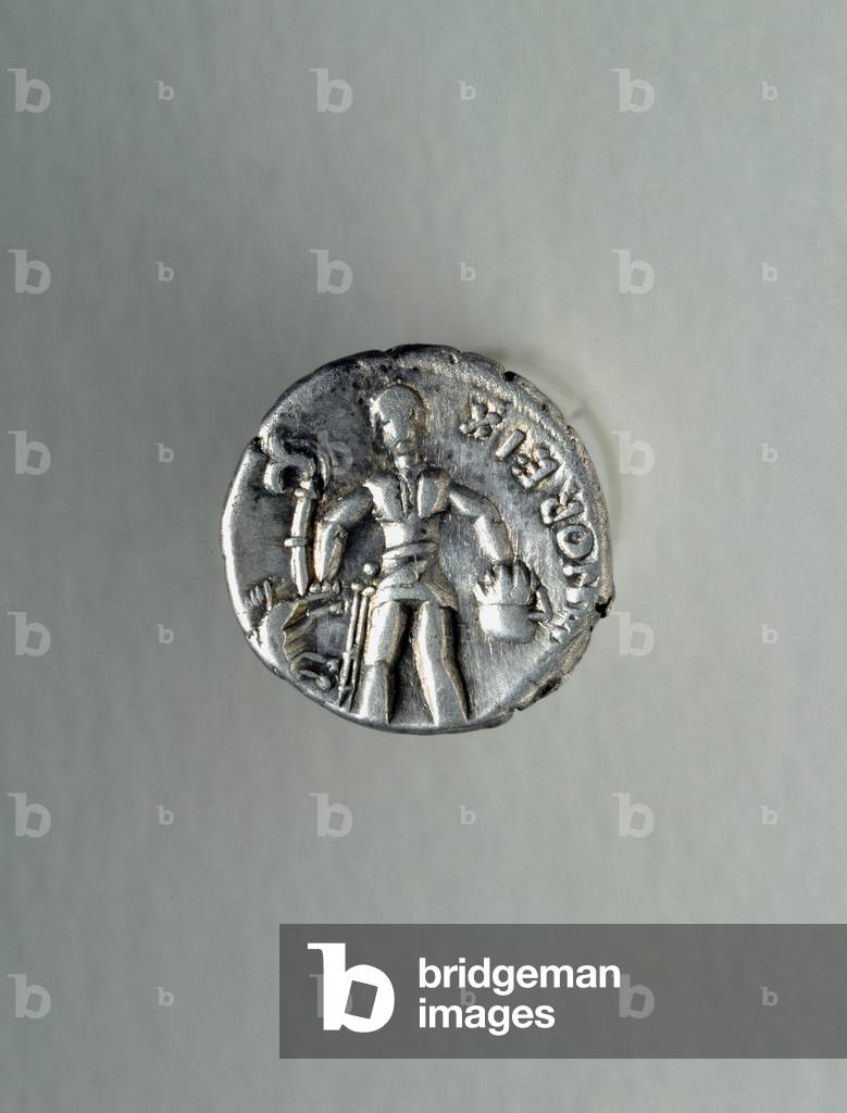 Coin in the name of Dvbnoreix, Eduan chief: warrior holding a carnyx and the head of an enemy in the left hand. 60-50 BC (silver)
