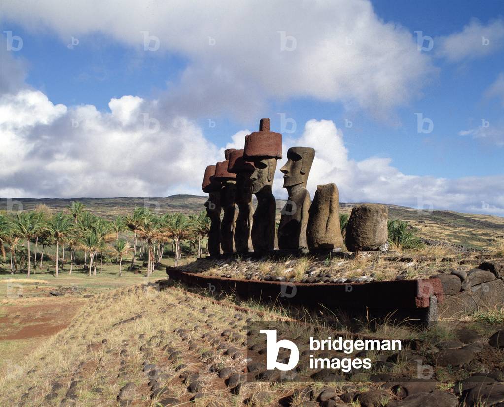 Moais Naunau, wearing hats, monolithic human figures wearing hats (1983 - Photography)
