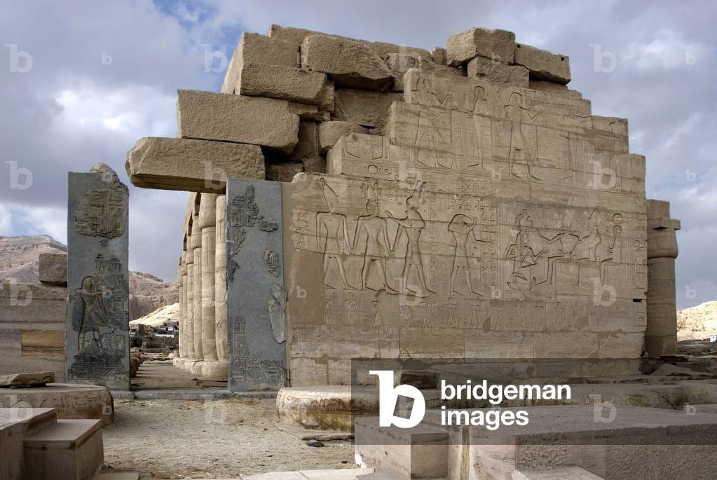 View of one of the walls decorated with reliefs of the Ramasseum (photography)