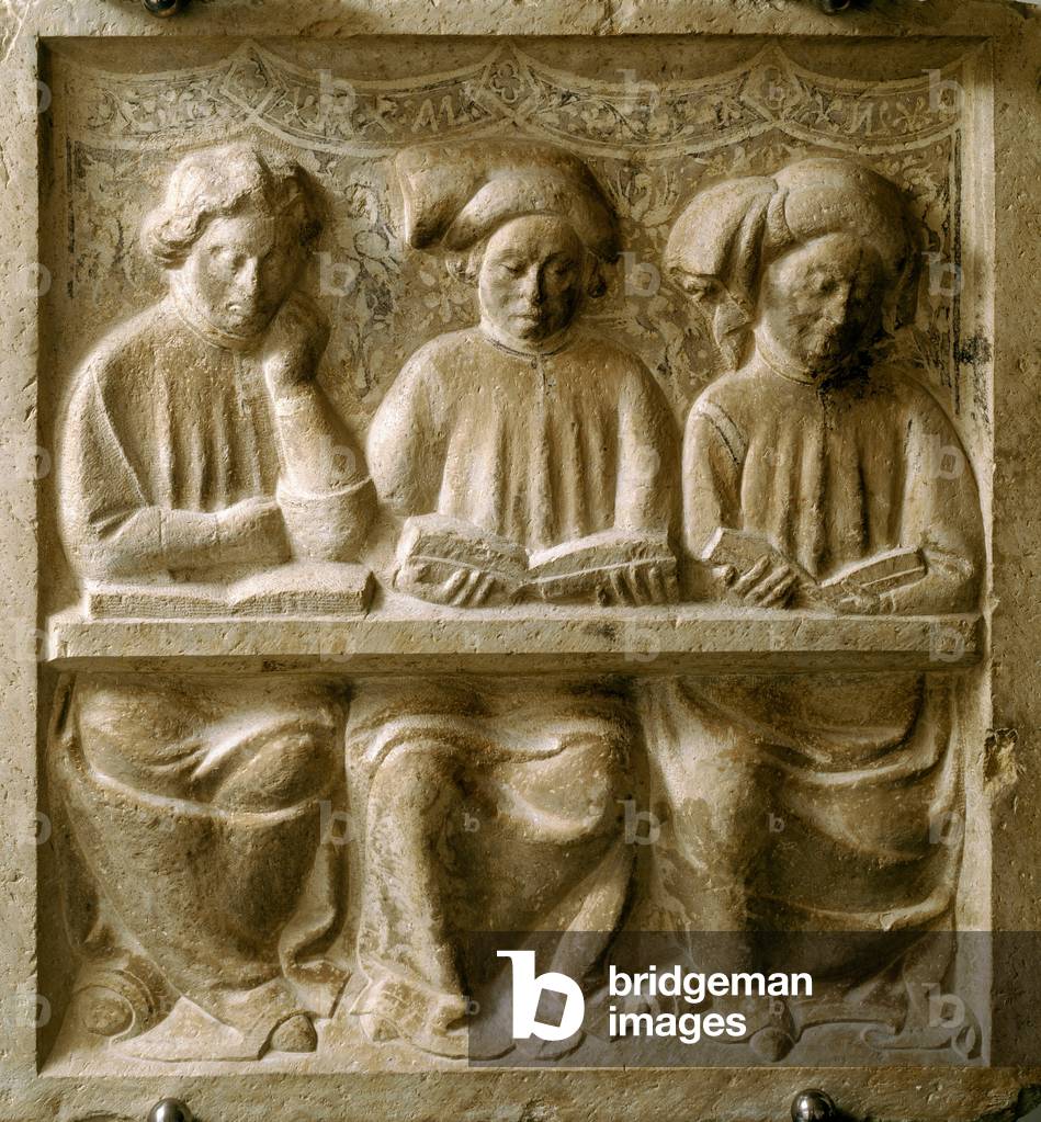 Studenti che seguono un corso. (Basso rilievo marmoreo, inizio del XIV secolo)