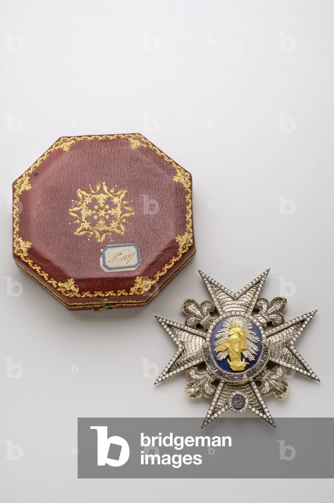 Spain - Order of Charles III: plate of grand cross belonging to the Barberini house with original case in maroquin gold with iron - Middle XVIII century - Gold, silver, diamonds, beads, lapis lazuli, embroidery of silver thread, crantilla, sequins and tinsel; common metal core and fabric - D: 11,7 cm; weight: 86 g - Private collection