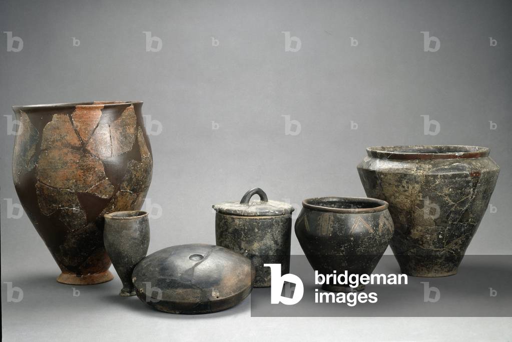 Set of ceramics from the necropolis of Jogasse in Chouilly by Celtic
