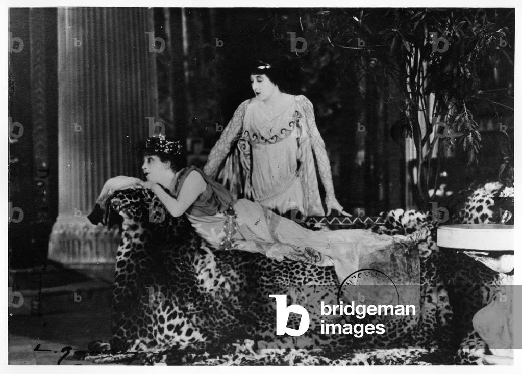 Bild von Fotografie "Sarah Bernhardt in 'Andromache' in der Comedie Francaise", 1877, b/w