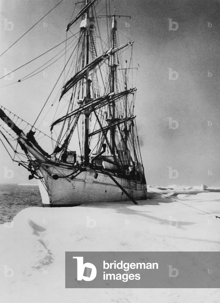 Immagine di Fotografia "La nave 'Le Pourquoi Pas? ' di Jean Charcot (1867-1936) durante la sua spedizione in G