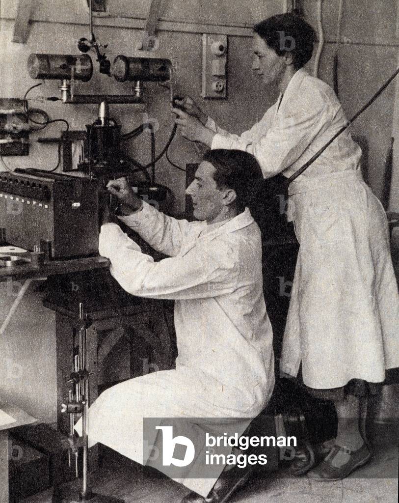 Irene e Frederic Joliot Curie nel 1934 dopo la scoperta della radioattività artificiale - in «Regards» dell'ot