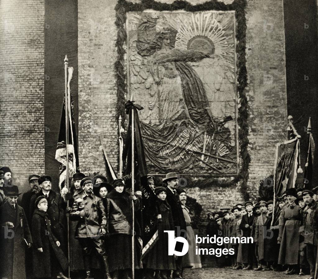 Lenin (Vladimir Ilyich Ulyanov said, 1870-1924) and Yakov Sverdlov (1885-1919) in front of the Kremlin Wall before the inauguration of the commemorative plaque to tombs combatants in the struggle for peace and fraternity of peoples, Moscow, Red Square, November 7, 1918 -