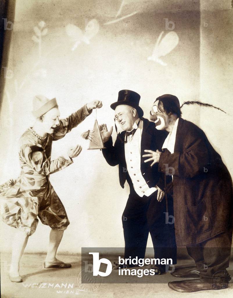 Fratellini clowns in the fly catch scene.