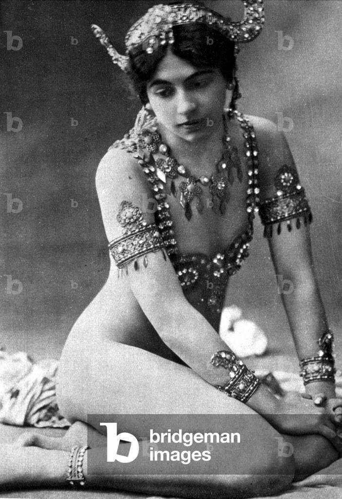 Lady Gresha Mac Leod (Mata Hari), who arrives from Java, has just presented the religious dances of this enchanting country herself. It will soon be published at the Olympia under the name of Mata Hari - in 