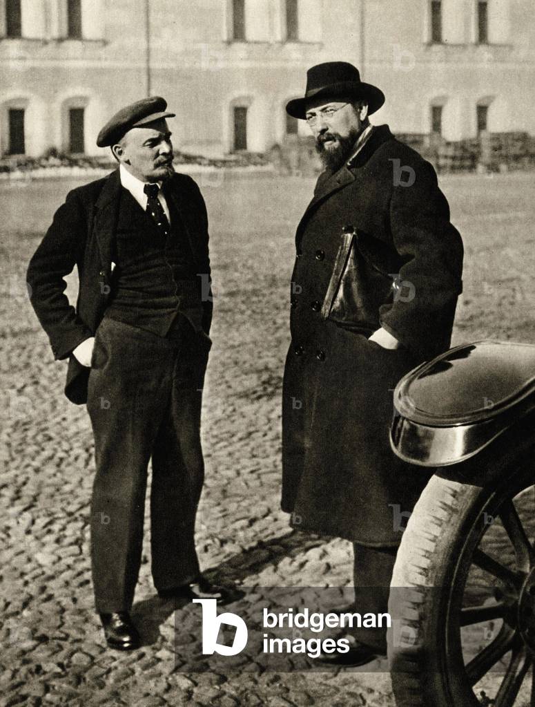 Lenin (Vladimir Ilyich Ulyanov said, 1870-1924) with Vladimir Bondch Bruevich in the court of the Kremlin, Moscow, October 1918 -