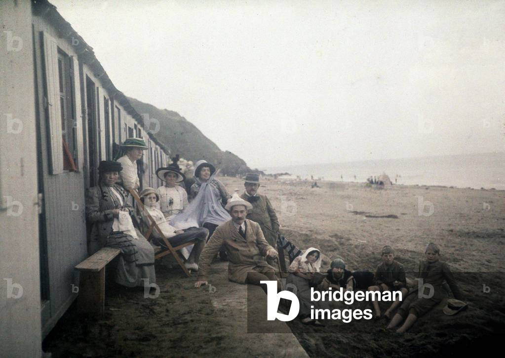 Portrait of a bourgeois family by the sea - autochrome of Antoine, early 20th century