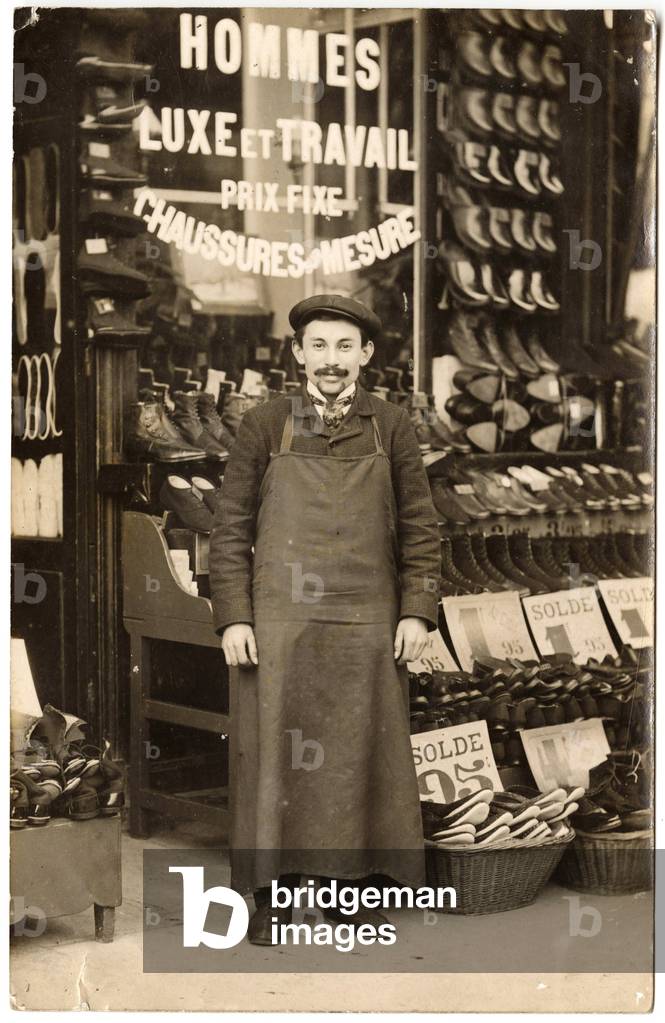 Men's shoe dealer, 18 place Maubert/12 rue Lagrange, Paris. Postcard beginning XXth century.