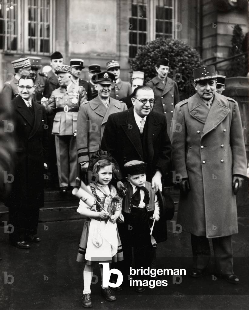 Anniversary of the liberation of Strasbourg, Felix Gouin (1884-1977) accompanies General Jean de Lattre de Tassigny (1889-1952) - Photography on 24/03/1946