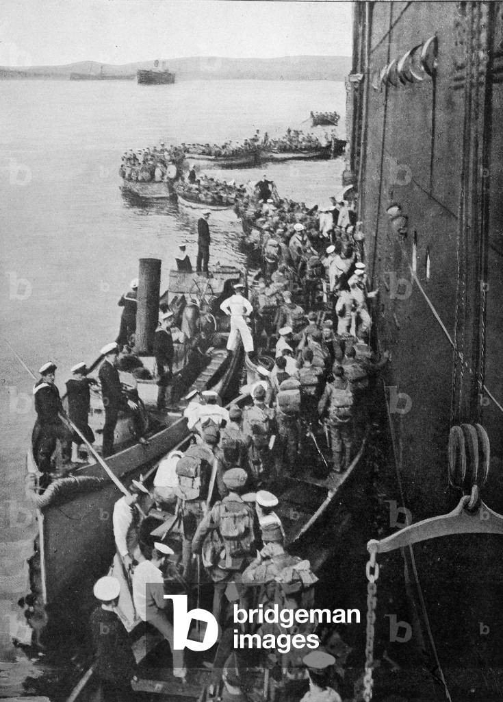 In the Dardanelles, the big Allied ships unbark in the bay of Seddul-Bar... - in 