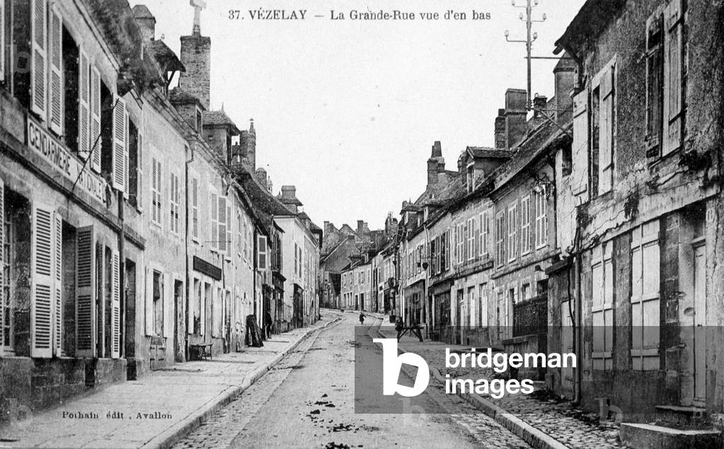 Vezelay: the big street from below - postcard, deb. 20th century