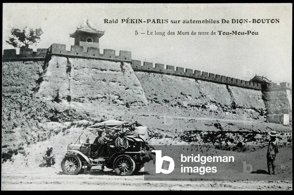 Raid Paris-Pekin on car Dion-Bouton: along the earth walls of Tou-Mou-Pou - postcard, deb. 20th century
