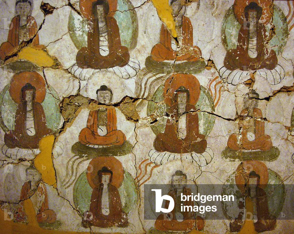 Buddhas painted from the 9th century, on a fragment of mural painting from the “Caves of Thousand Buddhas” in Kumtura, Xinjiang Autonomous Region. Photography, Seoul National Museum, Republic of Korea, 2006.