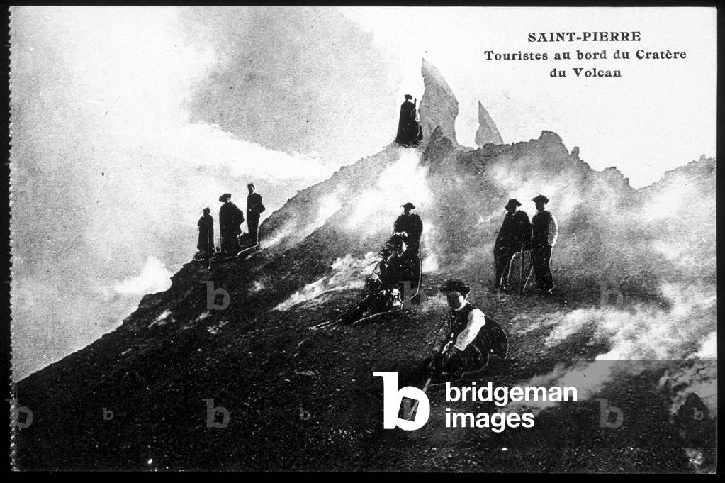 Saint-Pierre de Martinique: tourists on the edge of the volcano crater - postcard, deb. 20th century