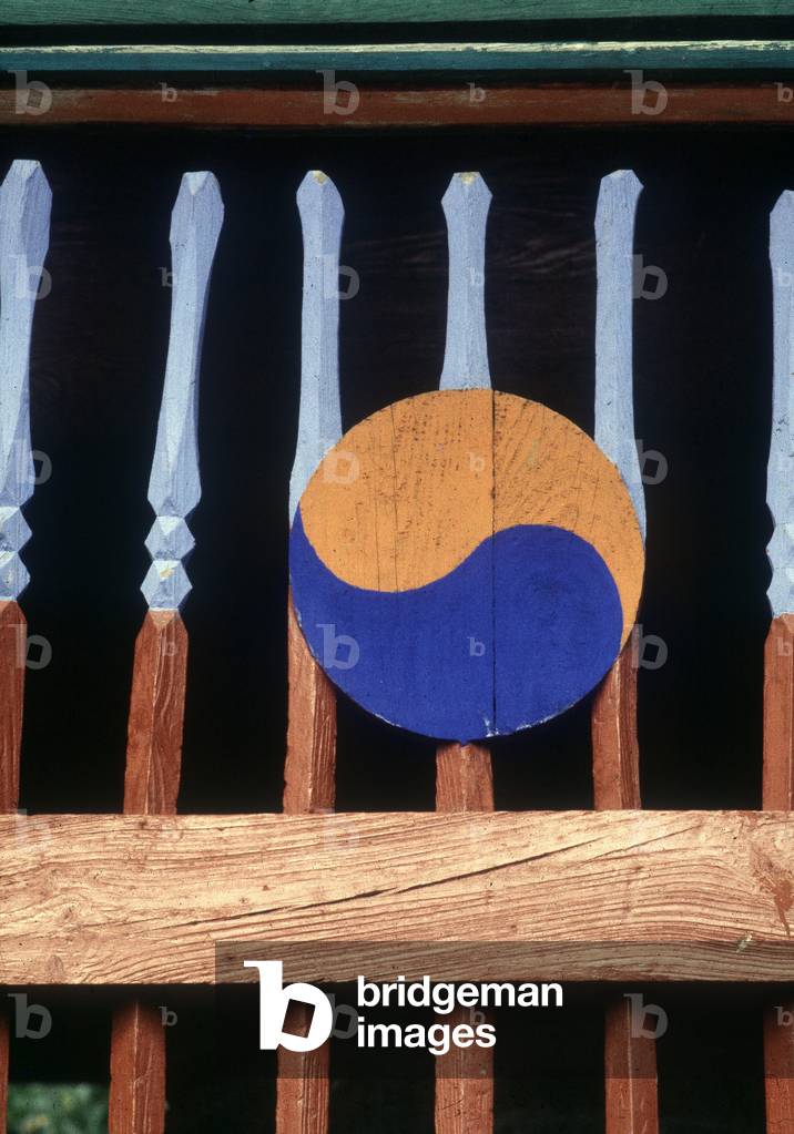 Yin and Yang symbol on a wooden barrier (Kree)
