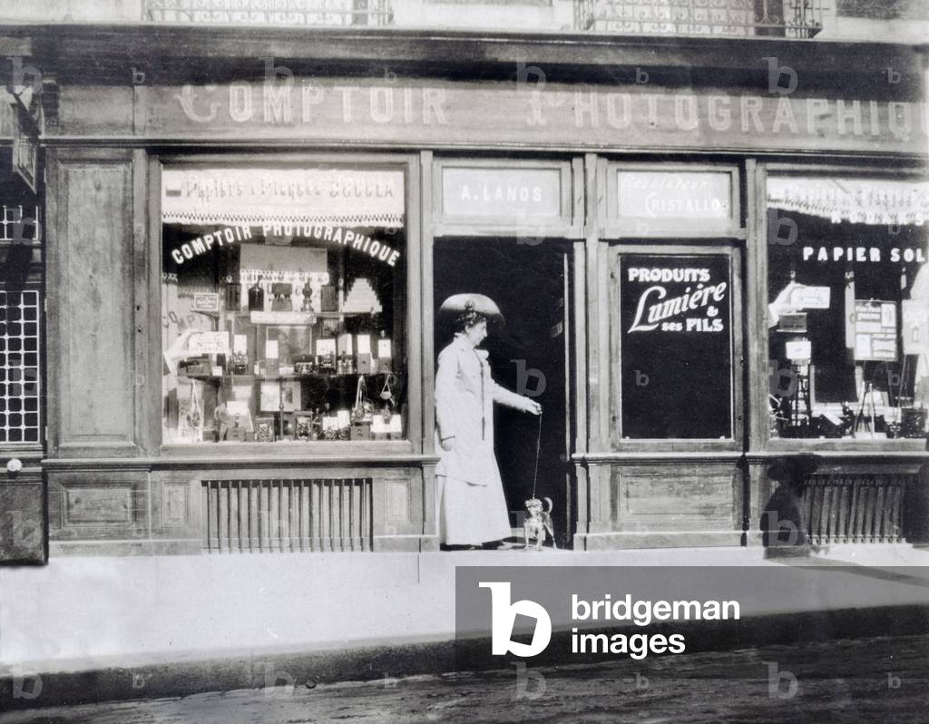 Countess Ducos in front of a photography counter, Dinard (Ille-et-Vilaine), 1909. Photography beginning 20th century, Ducos collection.