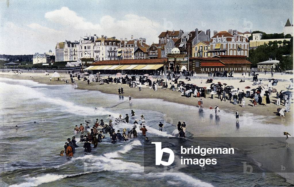 Sea bath in Biarritz - “modern sports” from August 1907, city of Paris.