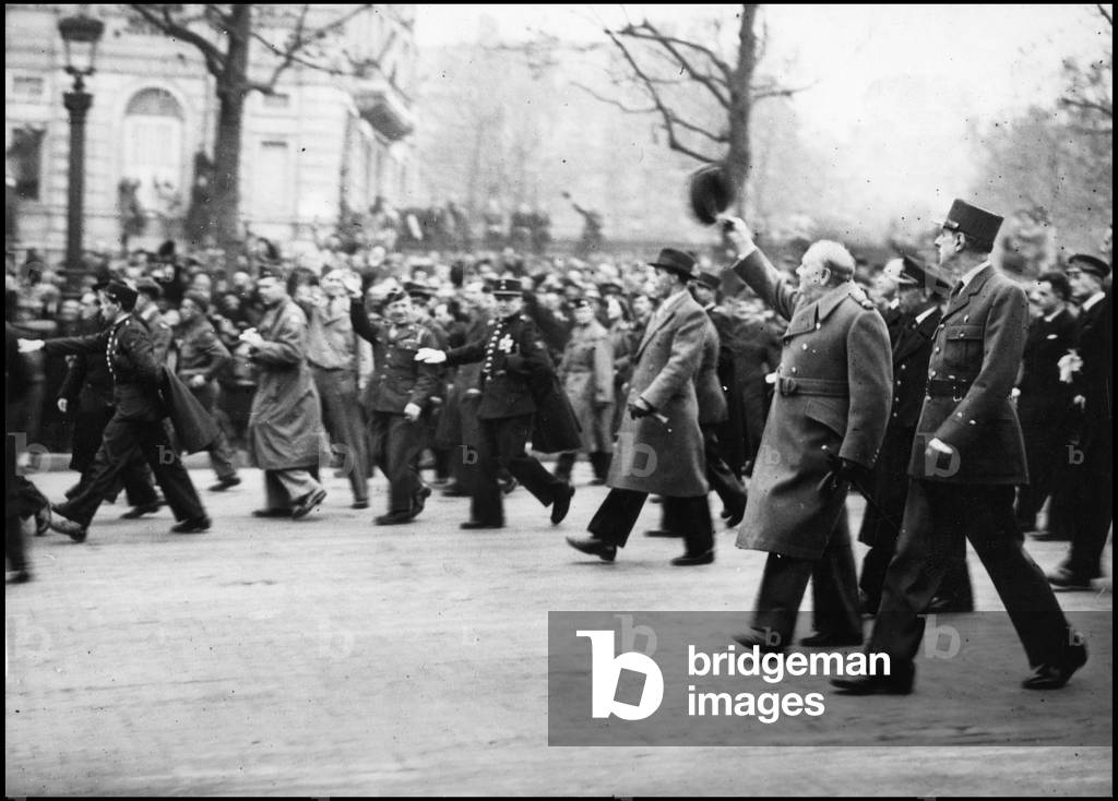 Winston Churchill (1874-1965), Prime Minister of the United Kingdom and General Charles de Gaulle (1890-1970), walk through the streets of Paris (France), greeted by the people. Photography, 11/11/1944.
