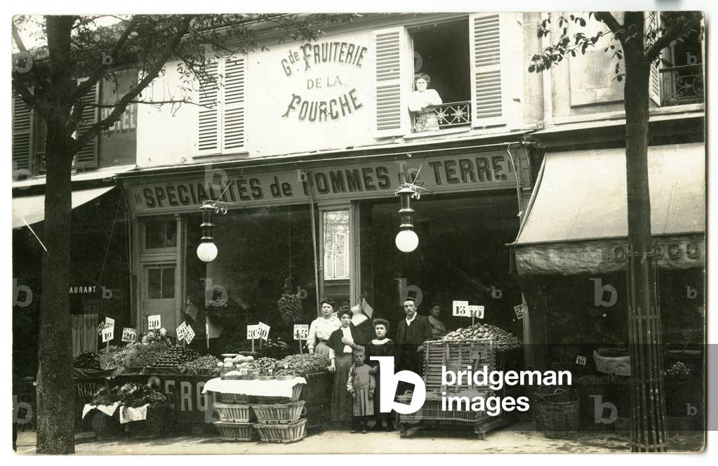 The front of the Grande Fruiterie de la Fourche, rue Ganneron, Paris. Postcard beginning XXth century.