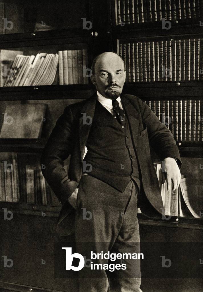 Lenin (Vladimir Ilyich Ulyanov said, 1870-1924) in front of the library of his work cabinet in the Kremlin, Moscow, October 16, 1918 -