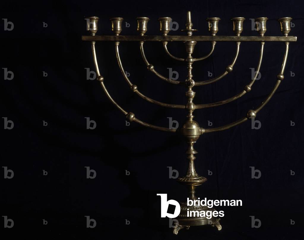 Chandelier has 9 arms of a synagogue destroyed in 1925 in the city of Scharrachgergheim. Jewish community fainted around 1920.