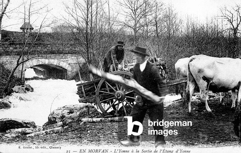 The lumberjacks throw the wood into the Yonne at the exit of the Yonne pond - postcard, deb. 20th century