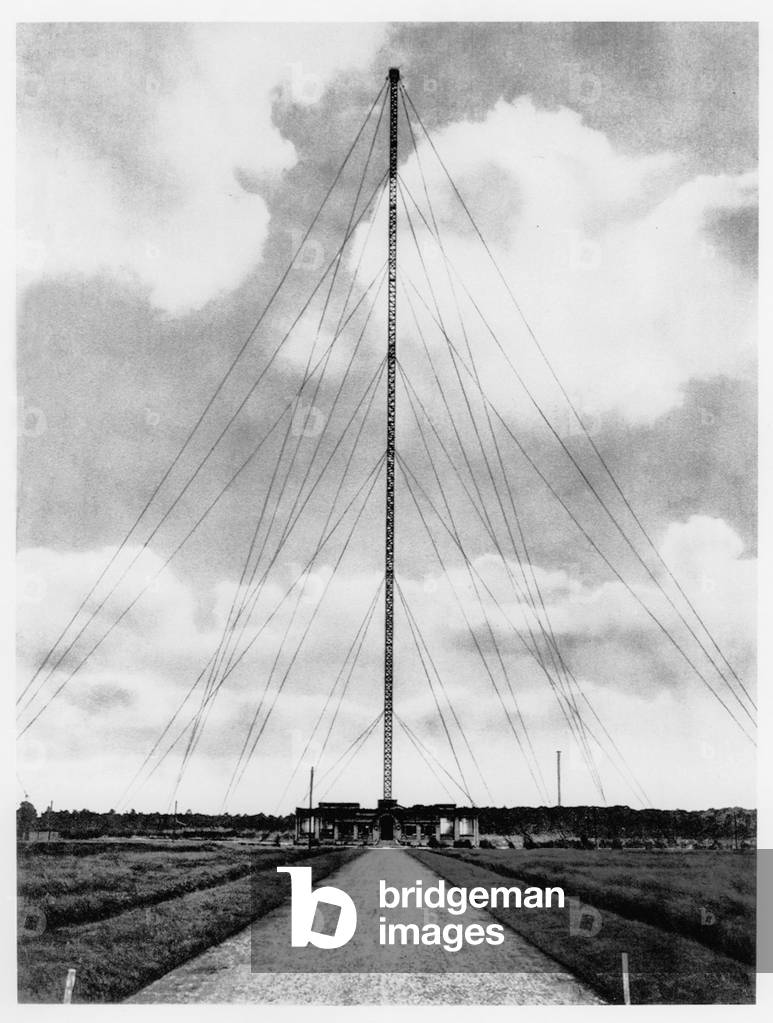 Radio antenna of the continental station of Saint Assisi (Radio - France) - photography, 20th century.