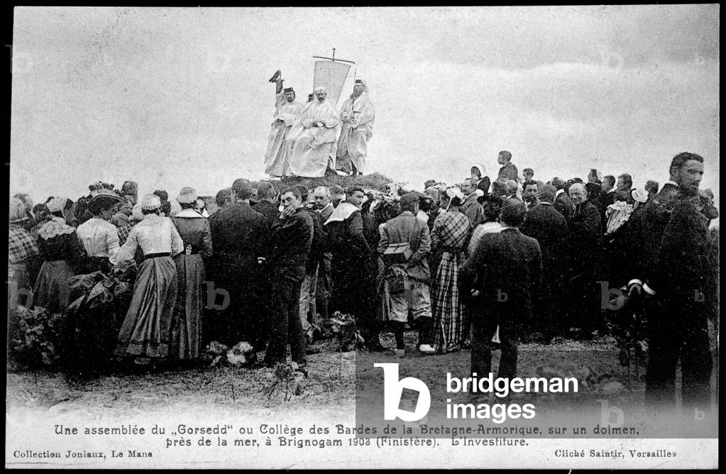 Postcard from the beginning of the 20th century. Brittany: Brignogam, an assembly of the Gorsedd or college of the Bards of Brittany Armorique on a dolmen near the sea in 1903.