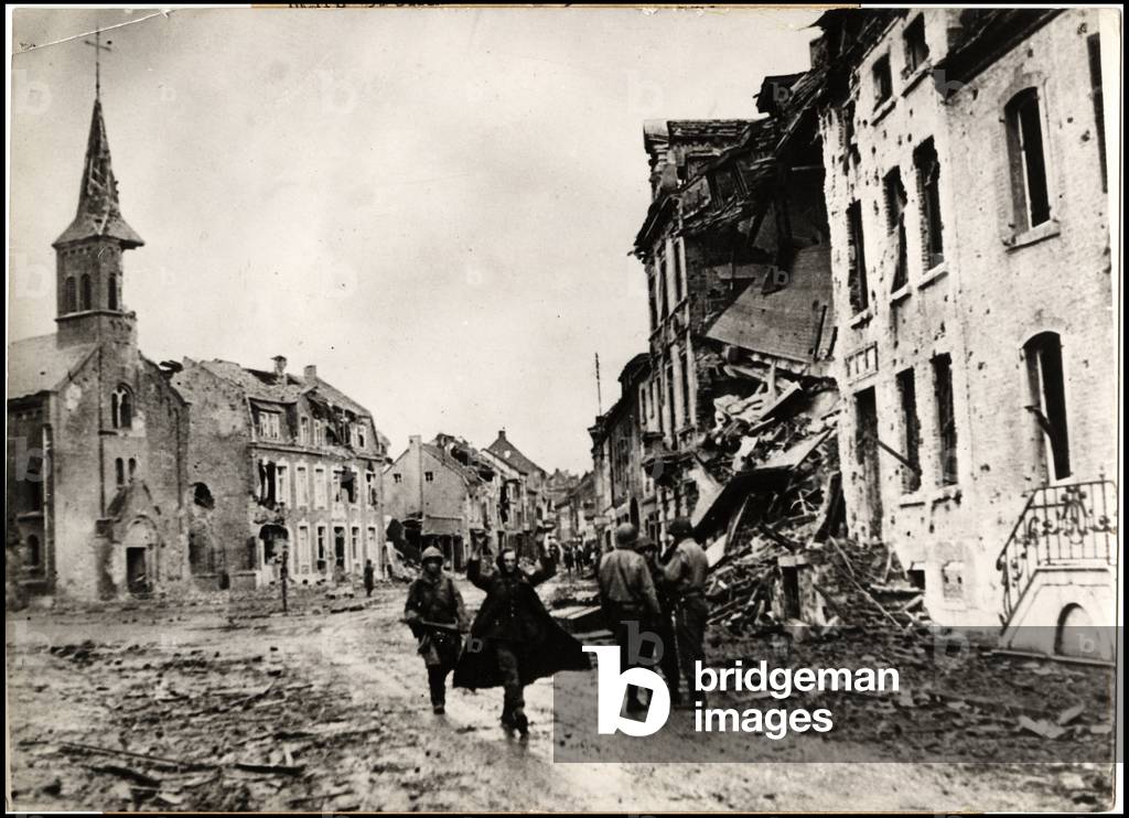 In Geilenkirchen (Germany), the last German soldiers surrender - Photography 25 November 1944